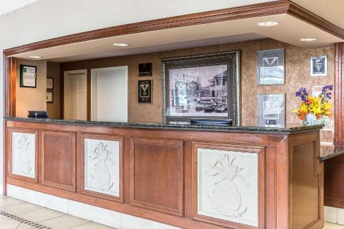 a hotel lobby with a reception counter at Quality Inn & Suites Georgetown in Georgetown