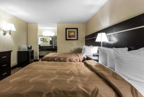 Una habitación de hotel con dos camas y un baño. en Quality Inn Goose Creek - Charleston, en Charleston