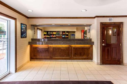 a restaurant with a bar in a room at Studio 6 Myrtle Beach, SC in Myrtle Beach