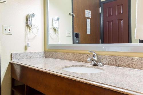 Bilik mandi di Comfort Inn Columbia West