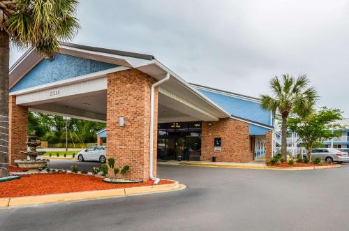 a building with a parking lot in front of it at Rodeway Inn North Charleston - Ashley Phosphate in Charleston