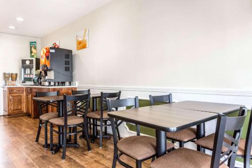 una sala da pranzo con tavoli e sedie di Quality Inn Lancaster a Lancaster