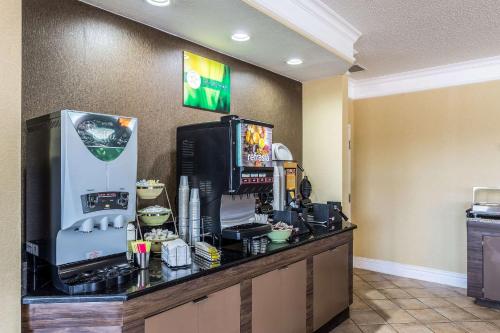 Quality Inn Clemson near Universityにあるキッチンまたは簡易キッチン