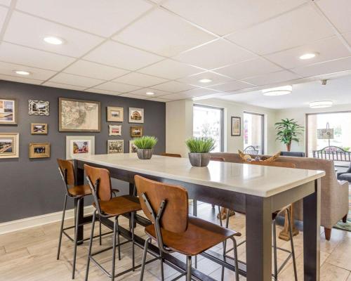 a dining room with a table and chairs at Quality Inn Mt Pleasant - Charleston in Charleston