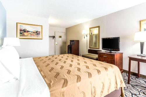 TV o dispositivi per l'intrattenimento presso Quality Inn at the Park