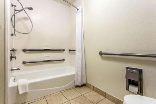 Quality Inn Walterboroにあるバスルーム
