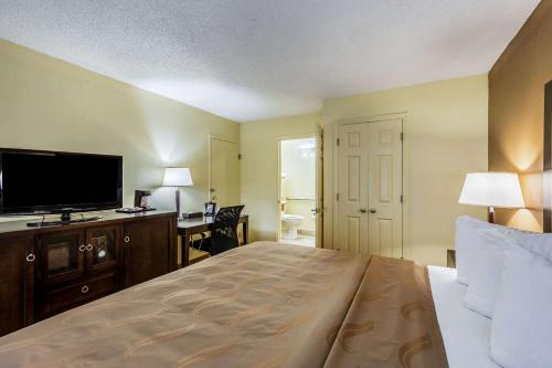 Quality Inn Clemson near Universityにあるベッド