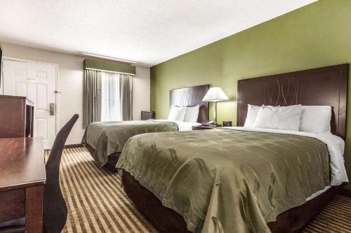 Ένα ή περισσότερα κρεβάτια σε δωμάτιο στο Quality Inn Lancaster
