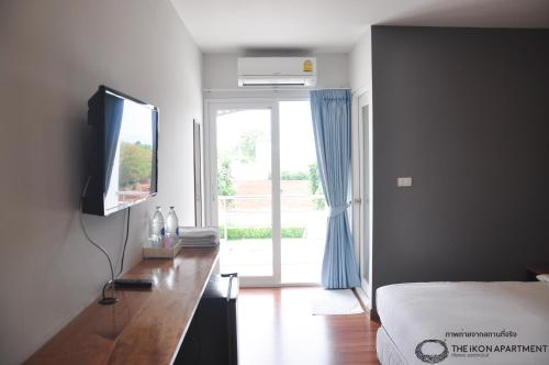 TV a/nebo společenská místnost v ubytování The iKon Apartment