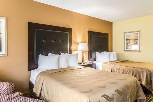 Quality Inn Clemson near Universityにあるベッド