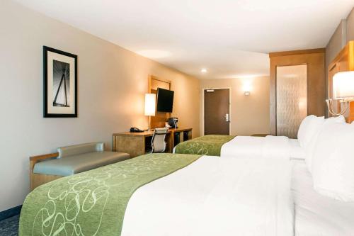 Un pat sau paturi într-o cameră la Comfort Suites North Charleston - Ashley Phosphate