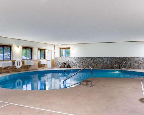 a large swimming pool in a hotel room at Royal Inn Keystone in Keystone