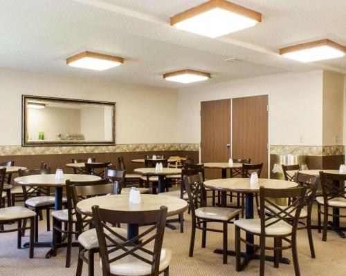 a dining room with tables and chairs and a mirror at Quality Inn Brandon - Sioux Falls in Brandon