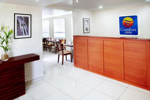 a waiting room at a confident inn with a restaurant at Comfort Inn Real San Miguel in San Miguel