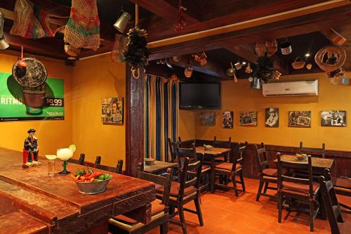 a restaurant with a bar and a dining room at Comfort Inn Real San Miguel in San Miguel