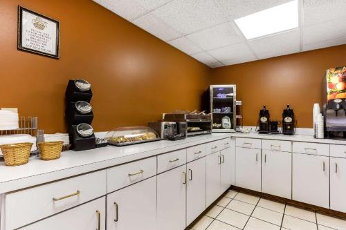 a kitchen with white cabinets and aasteryasteryasteryasteryasteryasteryasteryasteryastery at Econo Lodge Inn & Suites Dickson in Dickson