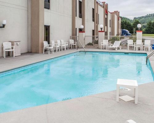 a large swimming pool with chairs and a table at Econo Lodge Newport West in Newport