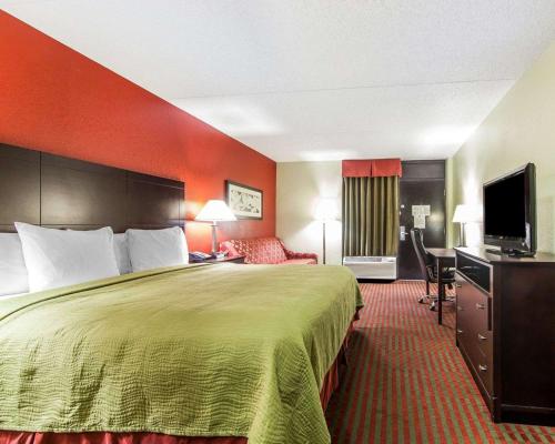 Un pat sau paturi într-o cameră la Quality Inn West - Sweetwater