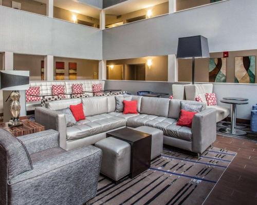 Quality Suites Nashville Airport Image