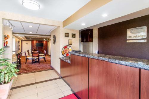 a restaurant lobby with a bar and a dining room at Econo Lodge in Lenoir City
