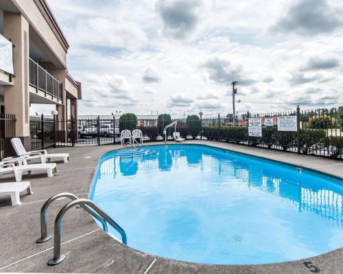 a large swimming pool on a balcony of a building at Econo Lodge in Lenoir City