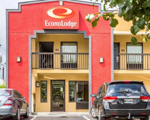 two cars parked in front of a building at Econo Lodge Knoxville North in Knoxville