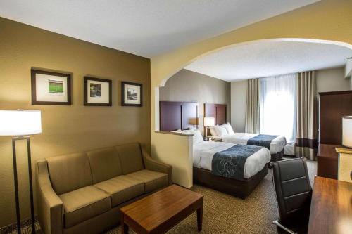Habitación de hotel con cama y sofá en Quality Suites, en Morristown