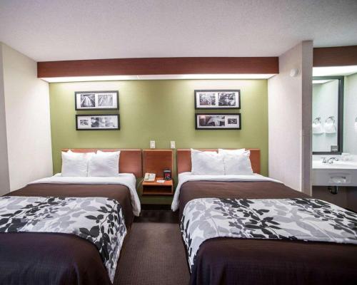 Кровать или кровати в номере Sleep Inn Murfreesboro