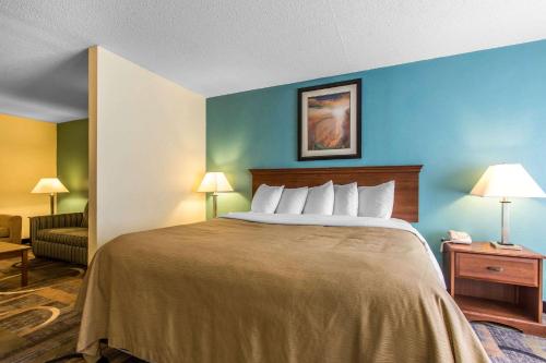 En eller flere senge i et værelse på Quality Inn & Suites Memphis East