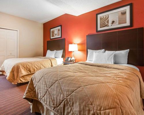Un pat sau paturi într-o cameră la MainStay Suites Knoxville Airport