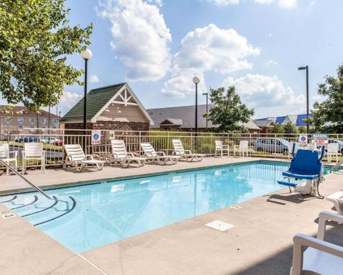 Bazén v ubytovaní MainStay Suites Knoxville Airport alebo v jeho blízkosti