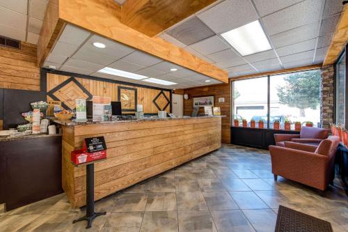a fast food restaurant with a counter and chairs at Quality Inn Creekside - Downtown Gatlinburg in Gatlinburg