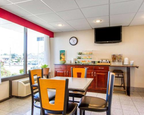 een eetkamer met een tafel, stoelen en een tv bij Quality Inn Dyersburg I-155 in Dyersburg