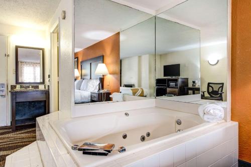 Телевизор и/или развлекательный центр в Quality Inn Creekside - Downtown Gatlinburg