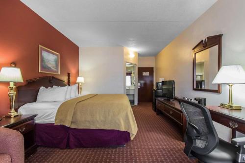 une chambre d'hôtel avec un lit et une télévision dans l'établissement Quality Inn Hixson-Chattanooga, à Hixson