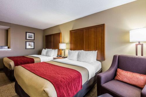 Tempat tidur dalam kamar di Comfort Inn & Suites Airport-American Way Memphis