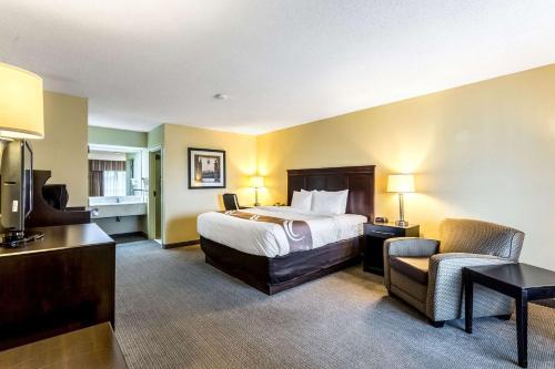 ein Hotelzimmer mit einem Bett und einem Stuhl in der Unterkunft Quality Inn Union City US 51 in Union City
