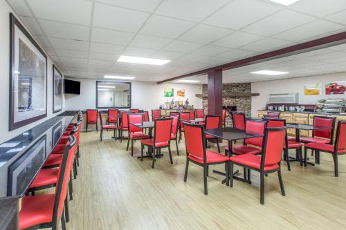 a dining room with red chairs and tables at Quality Inn & Suites Gatlinburg North in Gatlinburg