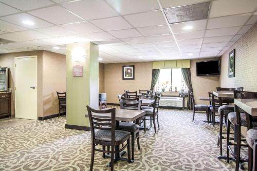 una sala da pranzo con tavoli, sedie e TV di Comfort Inn Jackson I-40 a Jackson