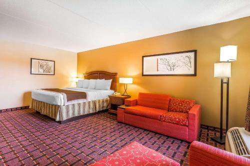 Un pat sau paturi într-o cameră la Rodeway Inn Knoxville