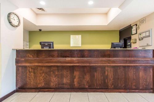 a bar in a waiting room with a clock at Quality Inn & Suites in La Vergne