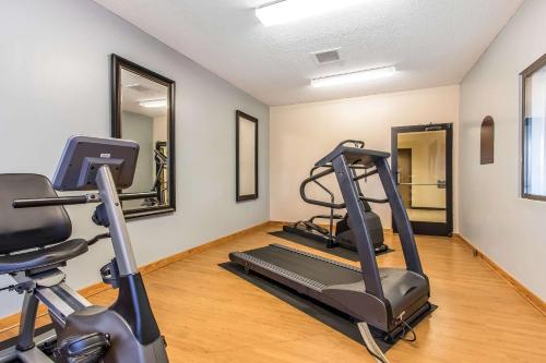 a gym with a treadmill and a exercise bike at Quality Inn & Suites in La Vergne