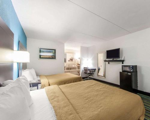 Postel nebo postele na pokoji v ubytování Quality Inn & Suites