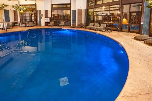 une grande piscine bleue dans un bâtiment dans l'établissement LivINN Hotel Cincinnati North/ Sharonville, à Sharonville