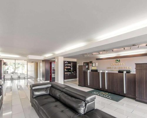 a lobby with a leather couch and a bar at Quality Inn & Suites in Jasper