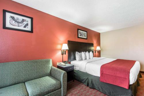 Ліжко або ліжка в номері Quality Inn & Suites La Vergne