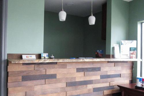 una cucina con bancone in legno e 2 pendant light di Rodeway Inn Murfreesboro Downtown a Murfreesboro