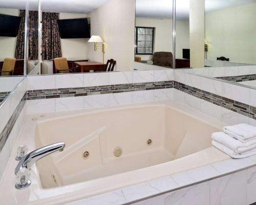 a large white bath tub in a bathroom at Econo Lodge Inn & Suites in Shelbyville