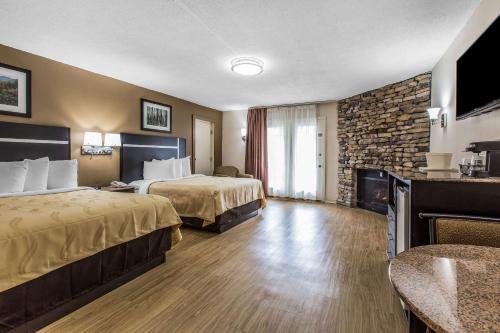 Кровать или кровати в номере Quality Inn & Suites