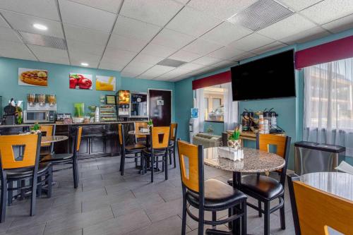 een restaurant met tafels en stoelen en een bar bij Quality Inn Kingston Springs in Kingston Springs